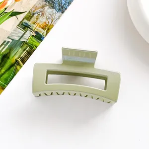 Détail d'une pince à cheveux rectangulaire vert sauge avec finition céramique mate