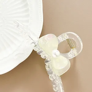 Pinza de mariposa transparente con lazo crema y perla para cabello grueso de mujer