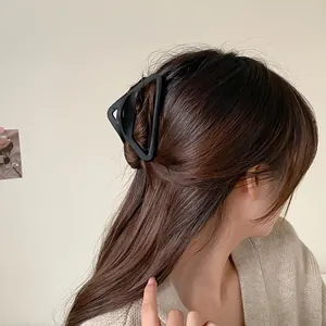Pince à cheveux triangle ajouré noir mat pour coiffures élégantes et minimalistes