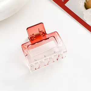 Primer plano de una pequeña pinza de pelo cuadrada con degradado rojo y rosa
