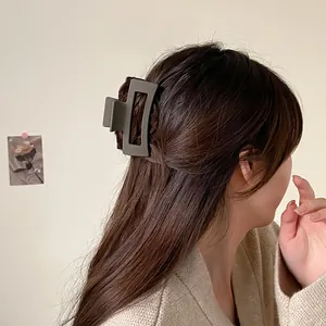 Pinza de pelo cuadrada grande verde oliva mate para mujer en un peinado elegante