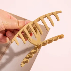 Pince à cheveux croisée élégante en résine kaki clair mat avec ressort métallique robuste