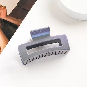 Détail de la pince à cheveux carrée dégradée violette avec finition nacrée élégante