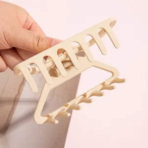 Pince à cheveux géométrique beige mat en résine durable pour coiffures épaisses