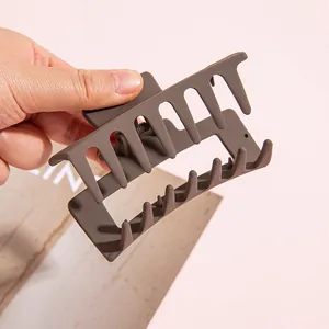 Pinza para el cabello rectangular marrón mate para cabello grueso sujeta a mano
