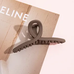 Détail macro d'une pince à cheveux mate de taille moyenne en résine torsadée
