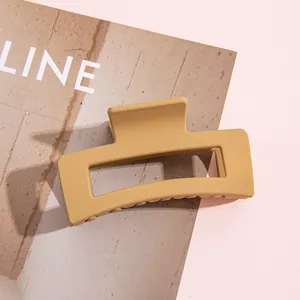 Primer plano de una pinza para el cabello cuadrada hueca en color amarillo jengibre mate