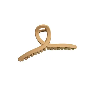 Pince à cheveux élégante en résine mate marron terre avec un design croisé minimaliste