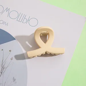 Nahaufnahme einer cremefarbenen matten Haarklammer auf einem kunstvollen Magazin