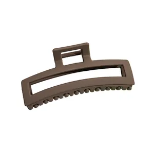 Pince à cheveux géométrique marron mat pour cheveux épais sur fond blanc