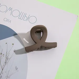 Nahaufnahme der mattbraunen Haarklammer mit verschlungenem Design auf Magazinseite