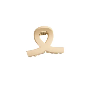 Minimalistische beige matte Haarklammer mit Kreuz-Twist-Design für elegantes Haar-Styling
