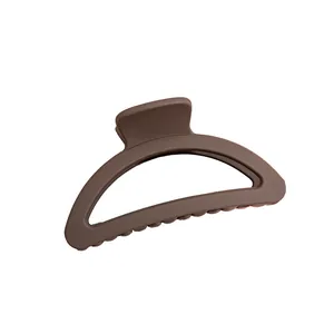 Pince à cheveux demi-lune marron foncé mat avec une finition givrée minimaliste