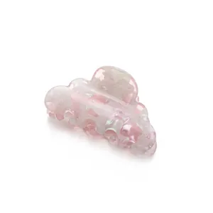 Pinza per capelli in acetato marmorizzato rosa con elegante forma a nuvola ondulata
