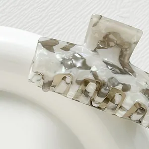 Macro di pinza per capelli in acetato con motivo marmo bianco e denti di chiusura