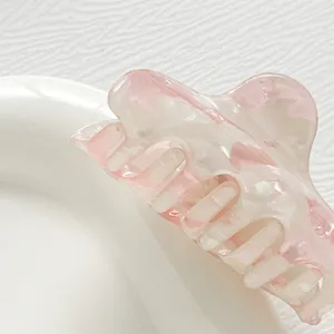 Makroaufnahme der kleinen Haarspange aus Acetat mit pink-weißem Marmor-Resin-Muster