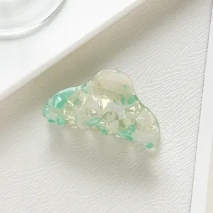 Detailaufnahme der kleinen Acetat-Haarklammer mit minzgrünem floralem Marmormuster
