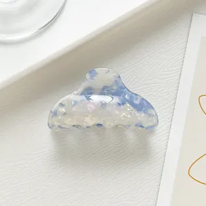 Detail einer floralen Acetat-Haarklammer mit Perlglanz-Finish in Blau und Weiß