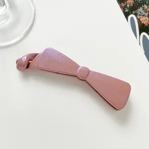 Détail de la pince banane rose Morandi avec un léger scintillement nacré en forme de nœud