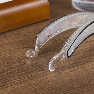 Detalle de la pinza de plátano irisada con bordes negros y dientes de agarre antideslizantes