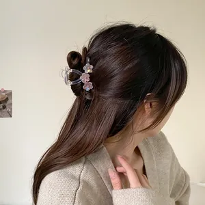 Roze bloemen haarklem van transparante hars met een zacht mat bloemblad ontwerp