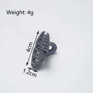 Mini pince à cheveux grise pailletée de 4 cm de long sur fond gris neutre