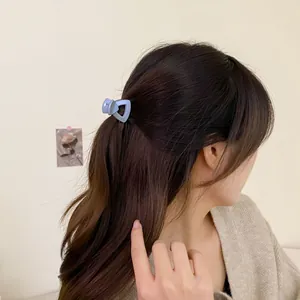 Mini hellblaue dreieckige Haarklammer für Half-up Frisuren am Modell gezeigt