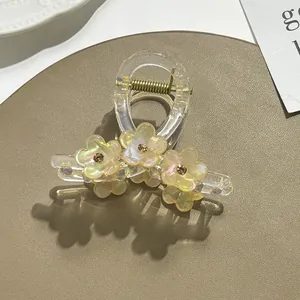 Detail van roze parelmoer bloemen met fonkelende strassteentjes op een haarspeld klem