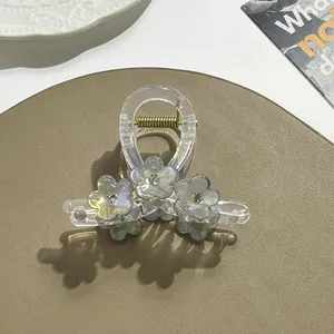 Macro-opname van bloem haarclip met strassteentjes en een gouden metalen veer