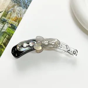 Détail d'une barrette banane avec fleurs en cristal et strass élégants