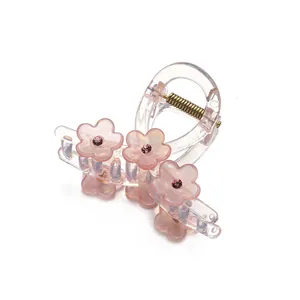 Haarklem met roze bloemblaadjes, strass steentjes en minimalistisch bloemendesign voor dames