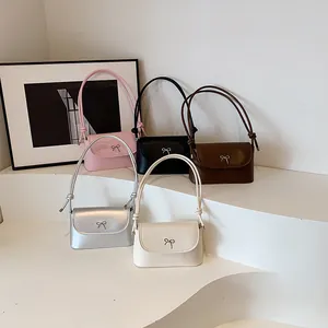 Bolso de hombro francés con hebilla de lazo en cinco colores y fondo minimalista