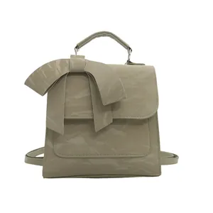 Sac à dos chic vert grisâtre avec nœud papillon en cuir froissé brillant