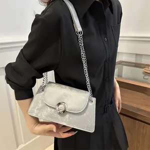 Sac bandoulière chic en velours gris argenté avec chaîne et boucle en métal