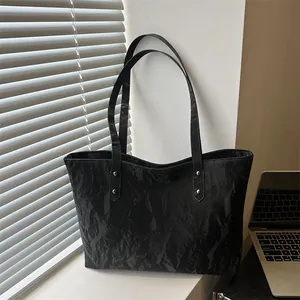 Women's Large Capacity Tote Bag Minimalist Wrinkled Texture PU Leather Commuter Shoulder Bag With Rivet Decoration Daily Handbag