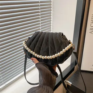 Damen Trendy Muschelförmige Umhängetasche Gesteppte PU Leder Schultertasche Mit Künstlichem Künstliche Perlengriff Mode Chic Nische Tasche