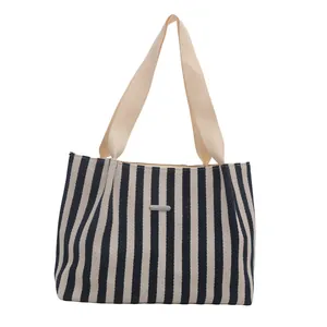 Grand sac cabas en toile avec rayures verticales bleues et blanches et poignées souples