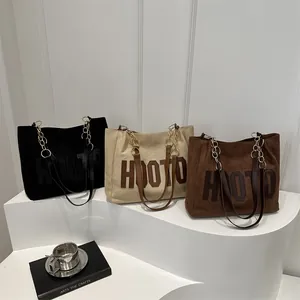 Tre grandi borse tote HOOTO in nero, beige e marrone con tracolle a catena metallica