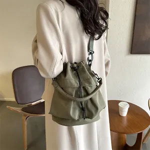 Olijfgroene nylon emmertas met trekkoord en verstelbare schouderriem voor casual gebruik
