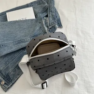 Sac bandoulière chic en toile grise à pois avec deux compartiments zippés et sangle réglable