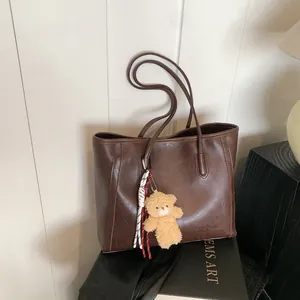 Vintage Large Capacity Tote Bag For Women PU Leather Urban Simple Shoulder Bag With Bear Pendant Commuting Fashion Handbag