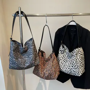 Borsa Hobo Con Stampa Leopardata Tela Nylon Grande Capacità Moda Casual Pendolare Borsa A Tracolla Donna Stile Morbido Tracolla Regolabile