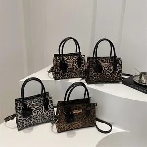 Sacs à main tendance imprimé léopard avec pompons et détails métalliques en quatre tons