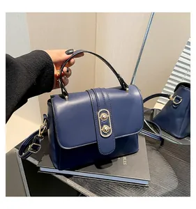 Elegante borsa a tracolla blu navy con chiusura dorata e tracolla regolabile
