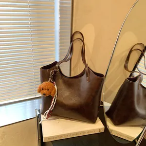 Borsa Tote da Donna in Pelle PU Retro Grande Capacità Borsa a Tracolla Vintage Moda Pendolare Lavoro Con Ciondolo Teddy in Peluche