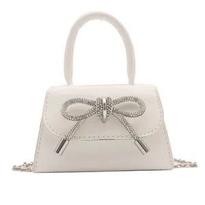 Mini bolso bandolera blanco para mujer con forma de trapecio y lazo de diamantes