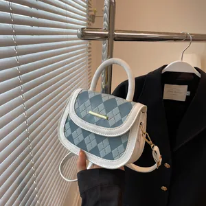 Elegant quilted rhombus pattern handbag in white and blue leather with gold metal detail