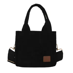 Schwarze Mini-Handtasche aus Cord mit Lederaufnäher und verstellbarem Schultergurt in Weiß