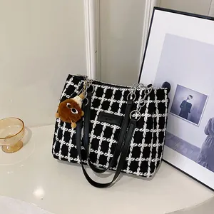 Mode Damen Tweed Schachbrettmuster Tragetasche Große Kapazität Pendeln Schultertasche Mit Metallkette Lederriemen Plüsch Anhänger