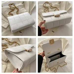 Vues détaillées du sac bandoulière blanc matelassé avec chaîne dorée et fermoir carré